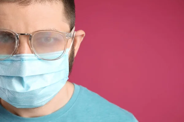Uomo Con Occhiali Nebbiosi Causati Indossare Maschera Monouso Sfondo Rosa — Foto Stock