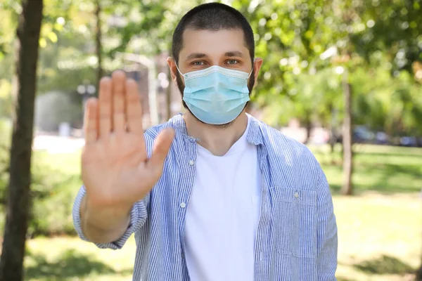 Mannen Skyddande Ansiktsmask Visar Stop Gest Parken Förhindra Spridning Coronavirus — Stockfoto