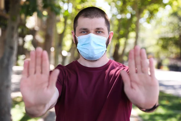 Koruyucu Yüz Maskeli Adam Dışarıda Durmayı Gösteriyor Koronavirüsün Yayılmasını Engelle — Stok fotoğraf