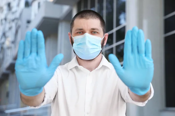 Man Met Beschermend Gezichtsmasker Toont Stop Gebaar Buiten Voorkomen Van — Stockfoto