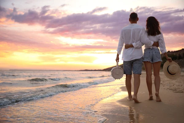 Lovely Couple Walking Beach Sunset Back View Space Text — Stock Photo, Image