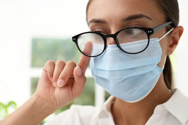 Mujer Limpiando Gafas Niebla Causada Por Uso Máscara Médica Interior — Foto de Stock