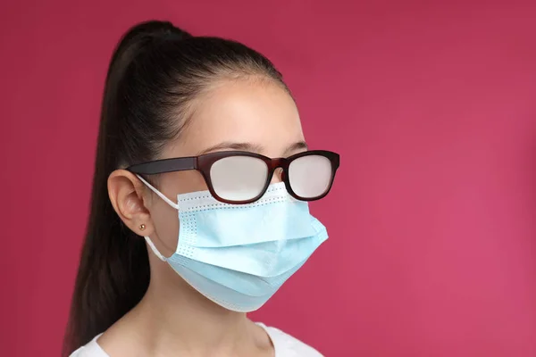 Niña Con Gafas Niebla Causadas Por Uso Mascarilla Médica Sobre — Foto de Stock