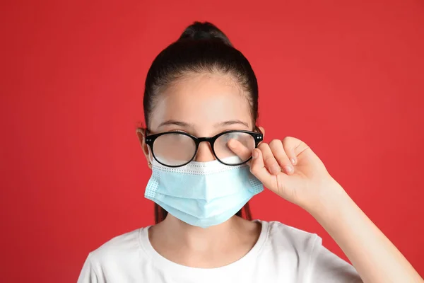 Niña Limpiando Gafas Niebla Causadas Por Uso Mascarilla Médica Fondo — Foto de Stock