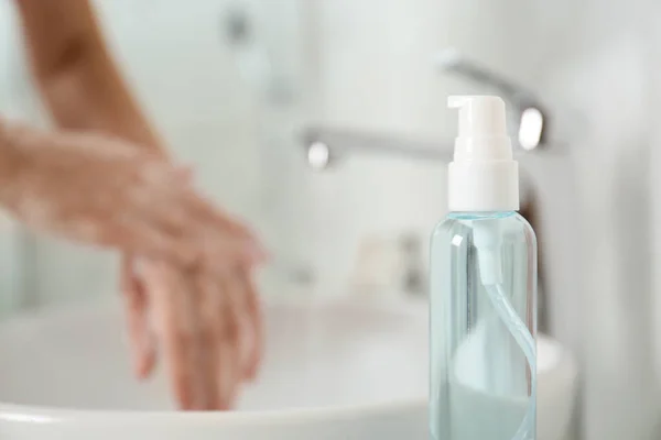 Sticlă Săpun Antibacterian Femeie Încețoșată Spălând Mâinile Fundal Igiena Personală — Fotografie, imagine de stoc