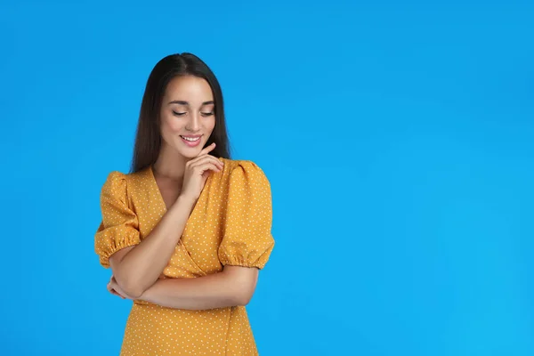 Junge Frau Gelbem Kleid Auf Hellblauem Hintergrund Raum Für Text — Stockfoto