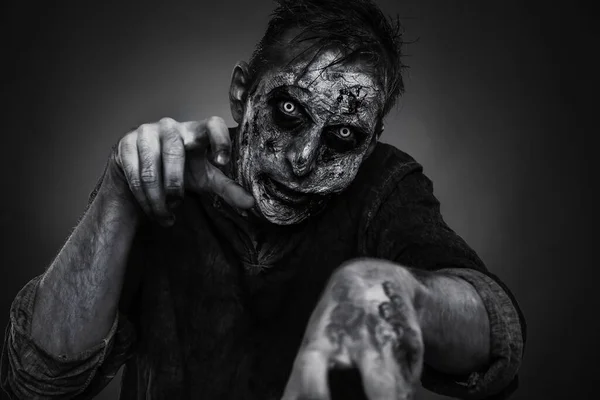 A aparência assustadora de um homem barbudo com maquiagem estilo morto-vivo  para o halloween