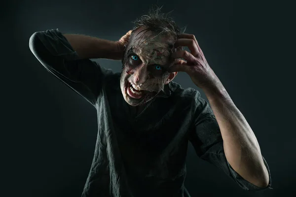 黑暗背景下可怕的僵尸万圣节怪物 — 图库照片