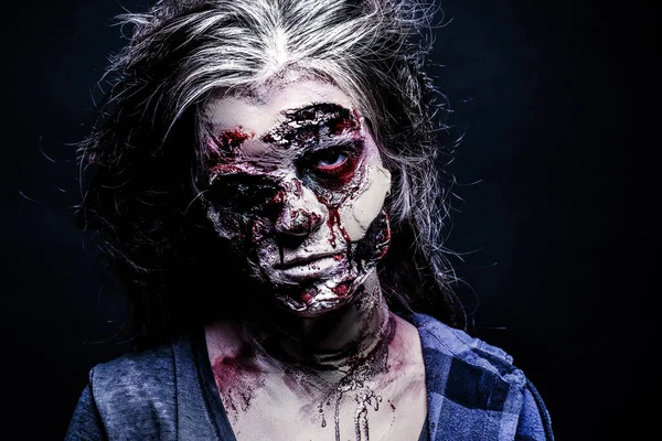 Karanlık arka planda korkunç bir zombi. Cadılar Bayramı canavarı
