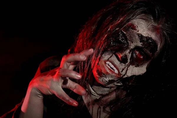 Zombie Asustadizo Sobre Fondo Oscuro Primer Plano Monstruo Halloween —  Fotos de Stock
