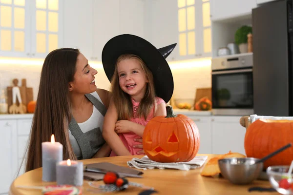 Madre Hija Con Gato Calabaza Lantern Mesa Cocina Halloween Celebración — Foto de Stock