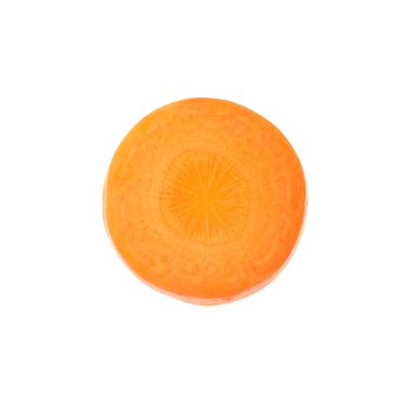 Beyaz üzerine izole edilmiş taze olgun havuç dilimi.