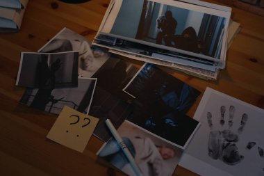 Masada parmak izleri ve olay yeri fotoğrafları var. Dedektiflik