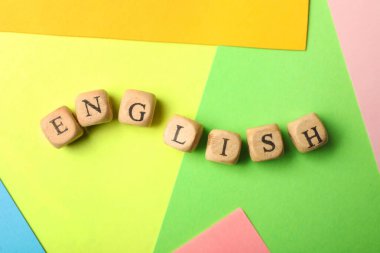 Renk arkaplanı üzerinde ENGLISH sözcüğü olan boncuklar, düz yatıyordu