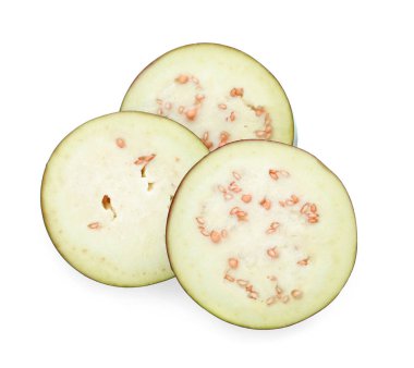 Olgun patlıcan dilimleri beyaza izole edilmiş, üst manzara