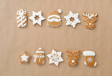 Kahverengi arka planda farklı noel kurabiyeleri, düz yatış. Metin için boşluk