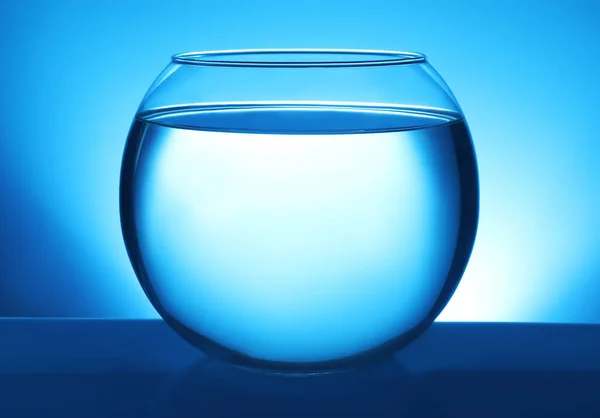 Glasfischschale Mit Klarem Wasser Auf Blauem Hintergrund — Stockfoto
