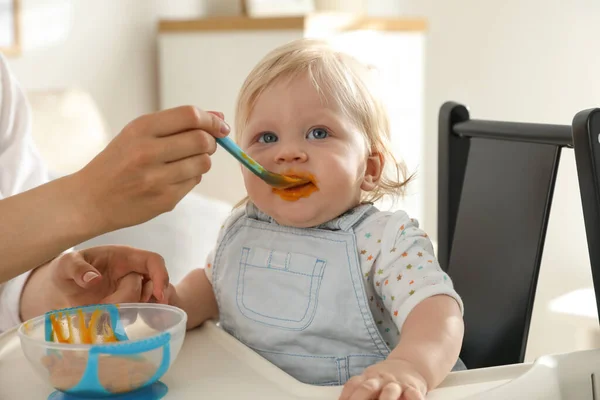 Anne Küçük Bebeğini Sağlıklı Yiyeceklerle Besliyor — Stok fotoğraf
