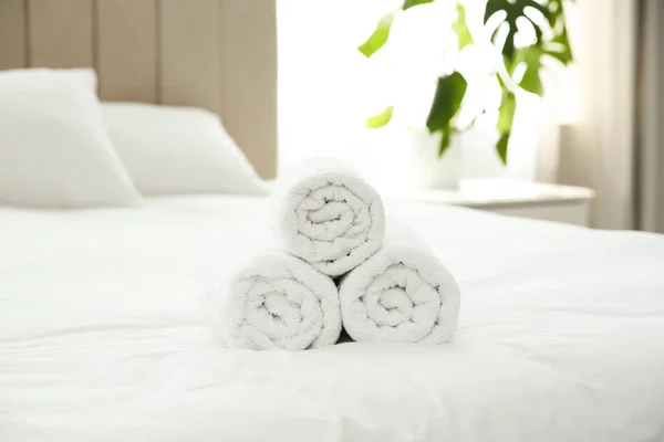 Clean White Towels Bed Home — Stock Photo, Image