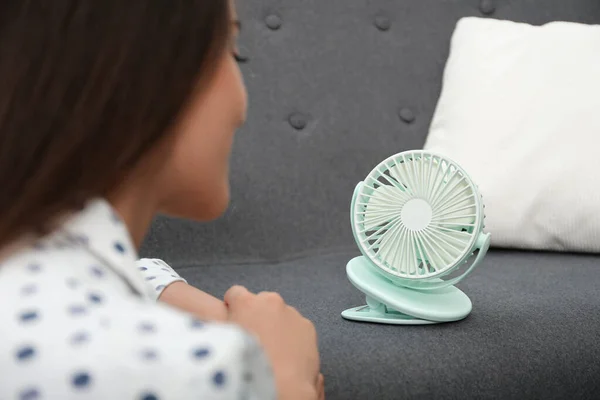 Mulher Com Ventilador Portátil Casa Calor Verão — Fotografia de Stock