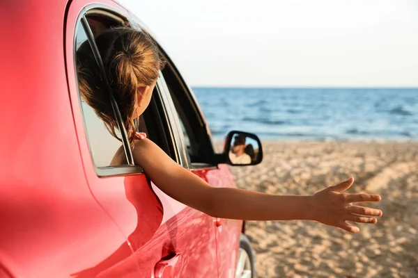 Liten Flicka Som Lutar Sig Genom Fönstret Stranden Sommarresa — Stockfoto