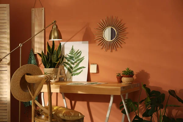 茶色の壁の近くに木製のテーブル付きの美しい部屋のインテリア — ストック写真