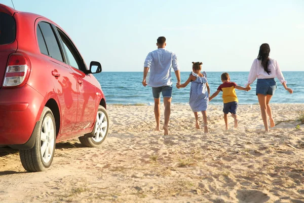 Famille Courant Sur Une Plage Sable Fin Voyage Été — Photo