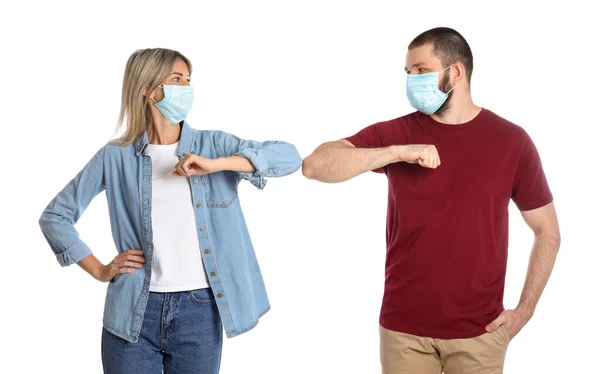 남자와 여자는 배경에서 인사를 팔꿈치를 부딪치고 코로나 바이러스 유행병이 유행하는 — 스톡 사진