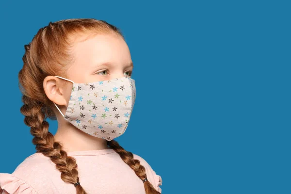 Chica Preadolescente Máscara Facial Protectora Sobre Fondo Azul Espacio Para — Foto de Stock
