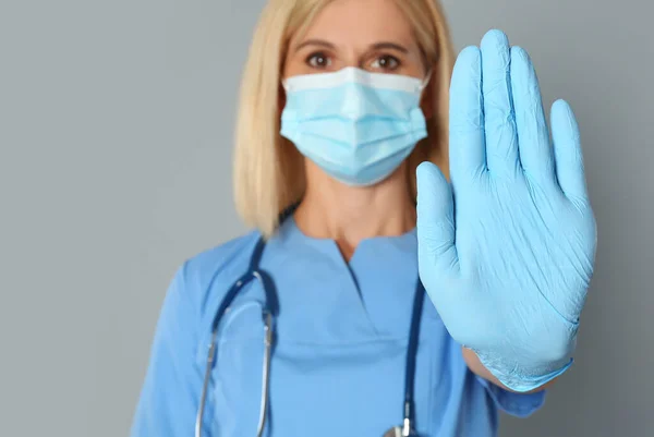 Orvos Védő Maszkban Mutatja Stop Gesztus Szürke Háttér Koronavírus Terjedésének — Stock Fotó