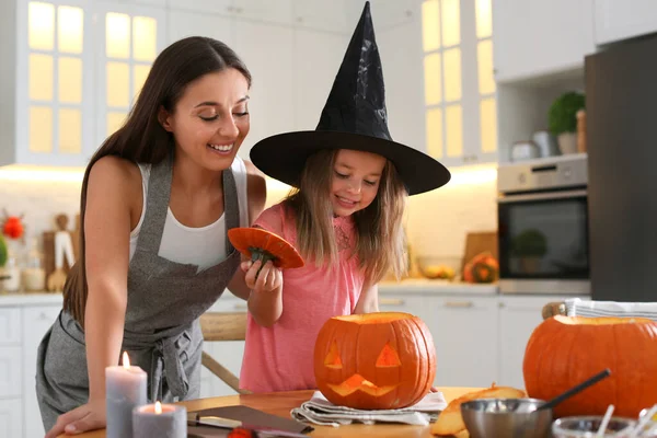 Madre Hija Haciendo Calabaza Jack Lantern Mesa Cocina Halloween Celebración — Foto de Stock