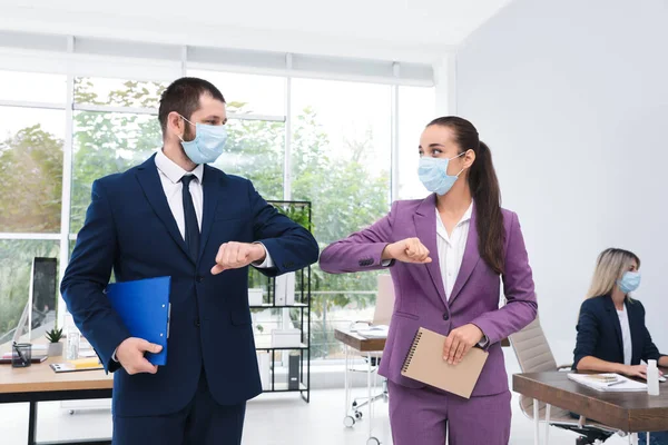 Empleados Oficina Máscaras Saludándose Golpeando Codos Lugar Trabajo — Foto de Stock