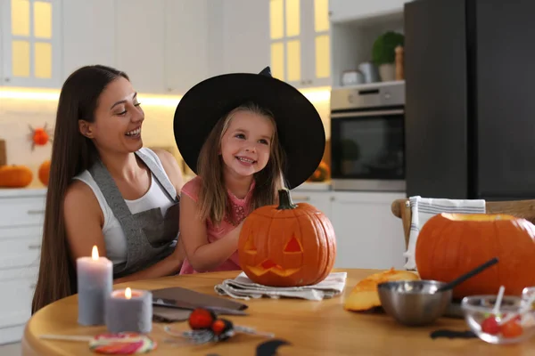 Madre Figlia Con Zucca Jack Lantern Tavola Cucina Festa Halloween — Foto Stock