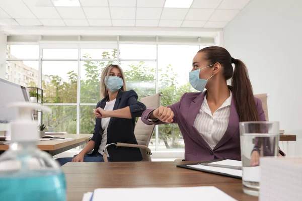 Empleados Oficina Máscaras Saludándose Golpeando Codos Lugar Trabajo — Foto de Stock