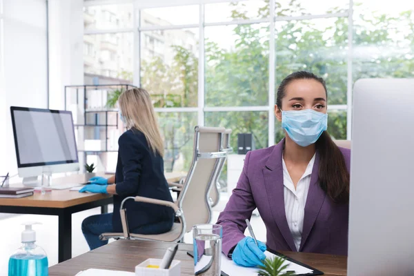 Empleados Oficina Con Máscaras Guantes Trabajo — Foto de Stock