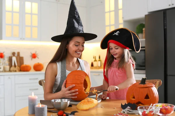 Madre Hija Haciendo Calabaza Jack Lantern Mesa Cocina Halloween Celebración — Foto de Stock