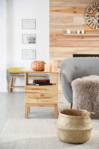 Sonbahar Renklerinden Esinlenilmiş Rahat Bir Oturma Odası — Stok fotoğraf