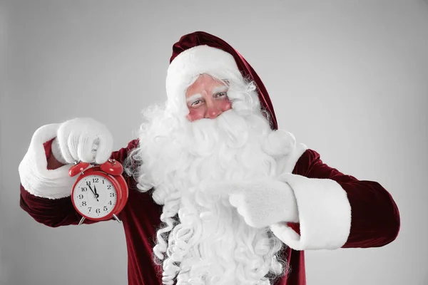 Santa Claus Sostiene Despertador Sobre Fondo Gris Claro Cuenta Atrás — Foto de Stock