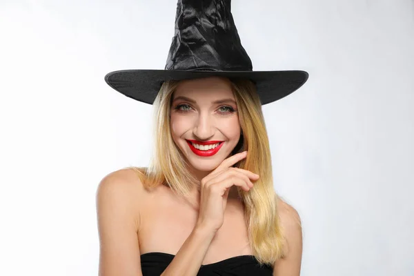 Gyönyörű Boszorkányjelmezben Fehér Háttérrel Halloween Buli — Stock Fotó