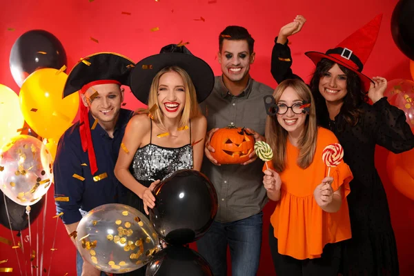 Happy Přátelé Kostýmech Halloween Party Doplňky Červeném Pozadí — Stock fotografie