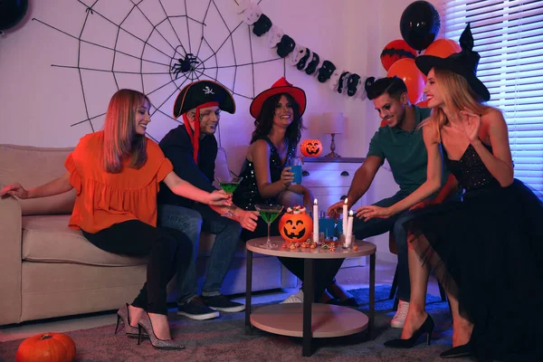 Gruppo Amici Che Fanno Festa Halloween Casa — Foto Stock