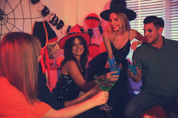 Grupa Przyjaciół Wznoszących Toast Koktajlami Imprezie Halloween Pomieszczeniach — Zdjęcie stockowe