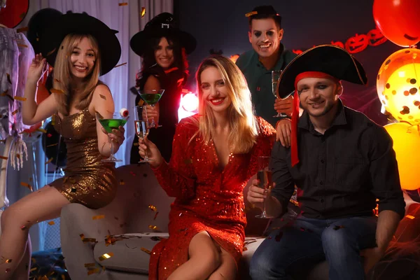 Gruppo Amici Che Fanno Festa Halloween Casa — Foto Stock