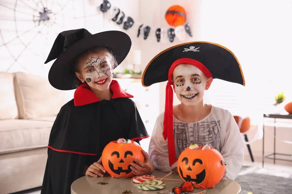 Niedliche Kleine Kinder Mit Kürbiseimern Halloween Kostümen Hause — Stockfoto