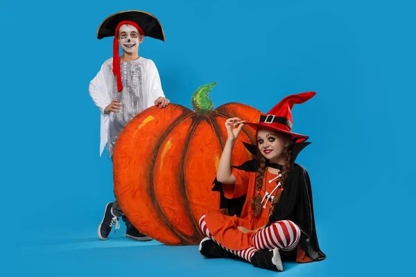 Bonito Crianças Com Abóbora Decorativa Vestindo Trajes Halloween Fundo Azul — Fotografia de Stock