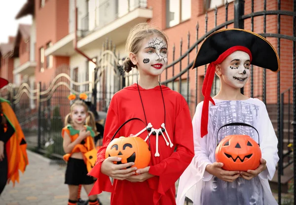 Schattige Kleine Kinderen Met Pompoen Snoep Emmers Dragen Halloween Kostuums — Stockfoto