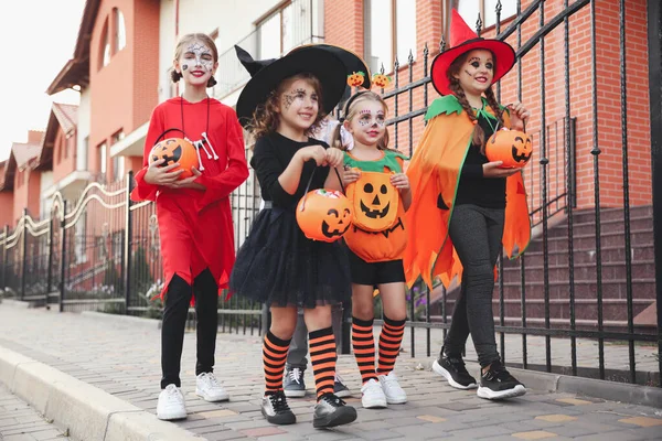 Roztomilé Malé Děti Kostýmech Halloween Jít Koledování Venku — Stock fotografie