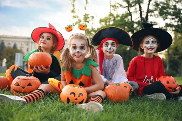 Roztomilé Malé Děti Dýněmi Sobě Halloween Kostýmy Parku — Stock fotografie