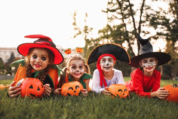 Miúdos Bonitos Com Baldes Doces Abóbora Vestindo Trajes Halloween Parque — Fotografia de Stock