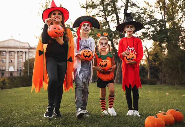 Lindos Niños Pequeños Con Cubos Caramelo Calabaza Con Trajes Halloween —  Fotos de Stock